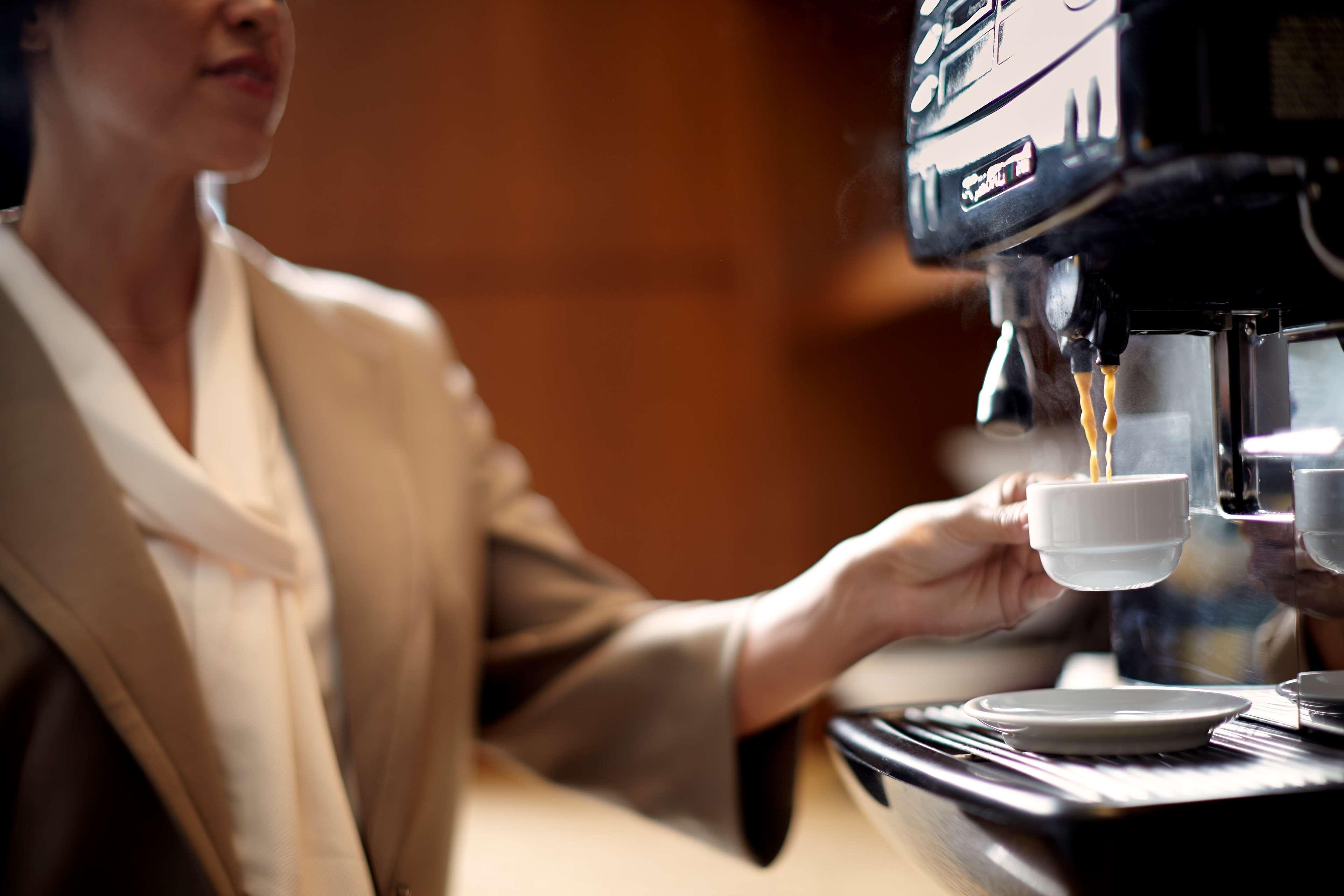 纽约时代广场凯悦嘉轩酒店 外观 照片 A coffee machine in action